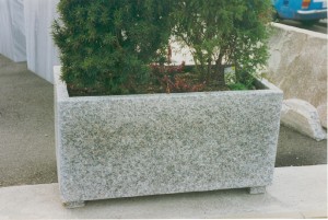 Blumentrog aus Granit    